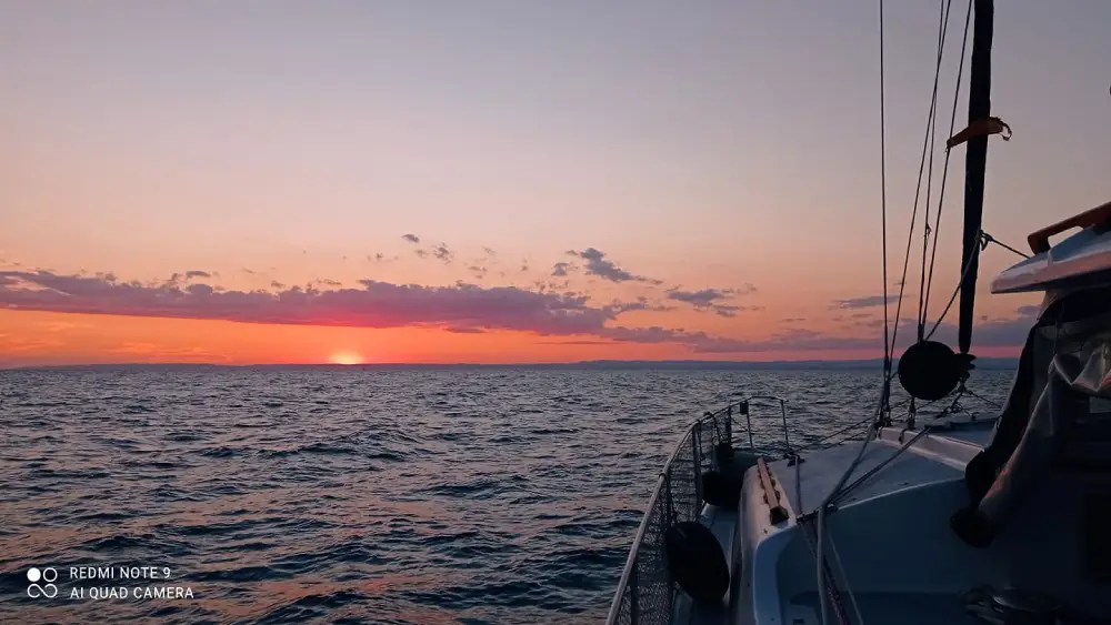 Un magnifique couché de soleil sur un bateau au large avec votre permis hauturier avec le Cercle Nautique by Cefom