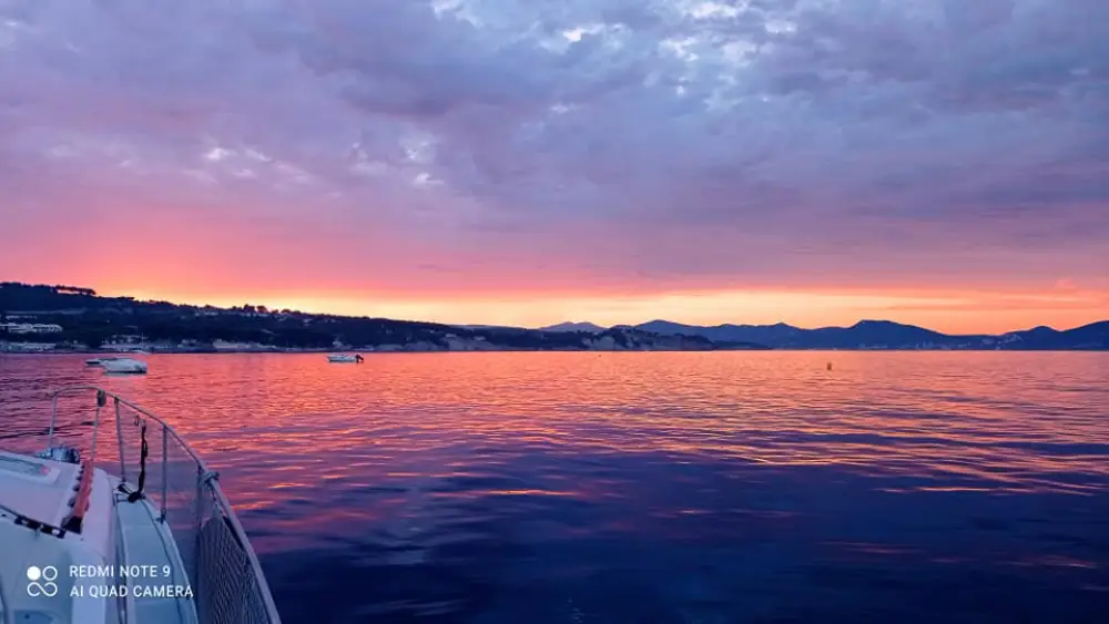 Un beau couché de soleil sur un bateau au large avec votre permis côtier avec le Cercle Nautique by Cefom
