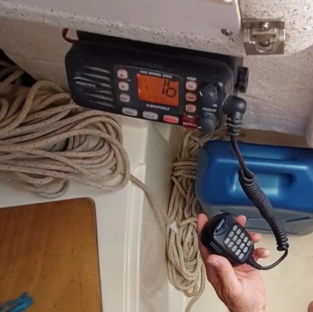 Passer le CRR pour pouvoir utiliser la VHF partout dans le monde au bateau école Cercle Nautique by Cefom