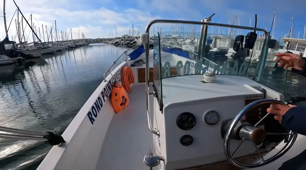 Une manœuvre pour sortir de le bateau de son emplacement au Cercle Nautique by Cefom