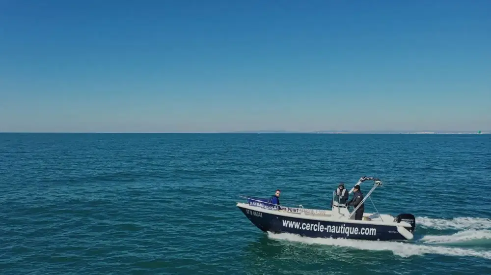 Tenir un cap en mer pour le permis côtier au bateau école Cercle Nautique by Cefom dans l'Hérault