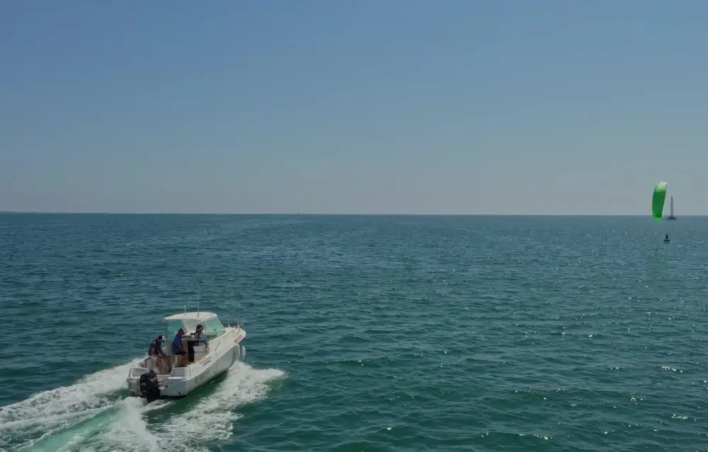 Le bateau vu de la mer pendant une pratique au Cercle Nautique by Cefom