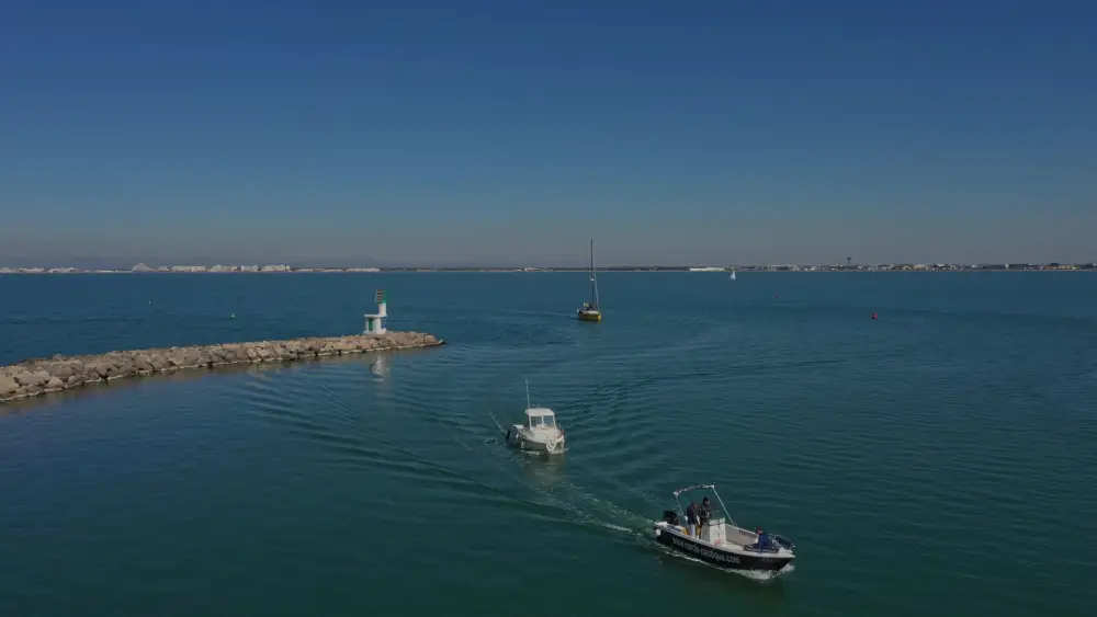 permis-bateau-la-grande-motte-deux-bateaux-qui-se-suivent Une entrée au port de Port Camargue avec nos bateau du Cercle Nautique by Cefom