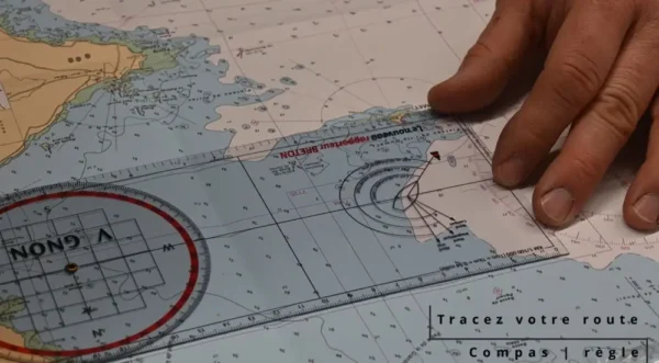 Tracer des routes avec le rapporteur breton pour le permis hauturier au bateau école Cercle Nautique by Cefom